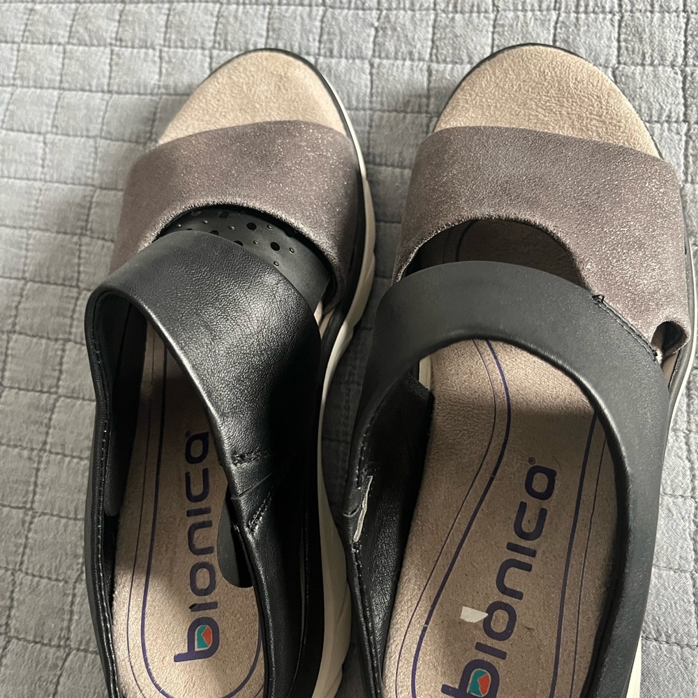 Vionic Women's Black and Taupe Comfort Slide Sandals